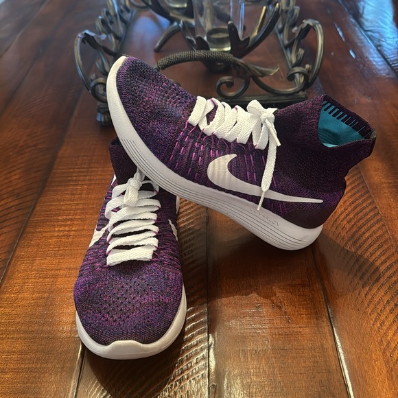 NIKE - Picture 2 of 8